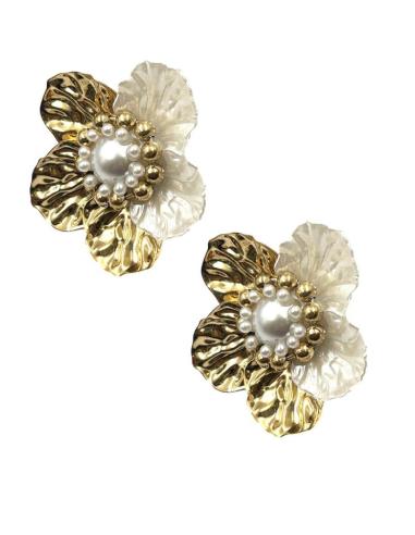 PENDIENTES DE INVITADA CORTOS DE FLORES DORADAS Y BLANCAS