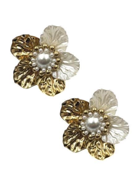 PENDIENTES DE INVITADA CORTOS DE FLORES DORADAS Y BLANCAS
