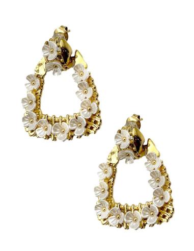 PENDIENTES BLANCOS DE FLORES DISEÑO ARO IRREGULAR