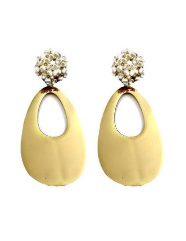 PENDIENTES LARGOS DE AROS DORADOS CON FLORECITAS BLANCAS