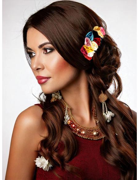 mujer con peineta multicolor, decoracion cabello,