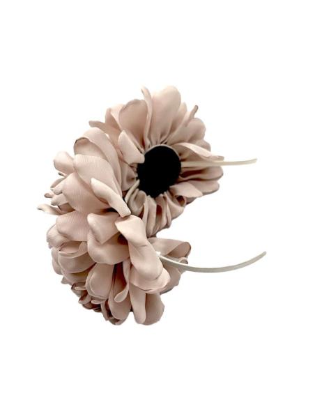 DIADEMAS PARA INVITADAS DE BODA CON FLORES BEIGE | EL JARDIN DEL DESEO