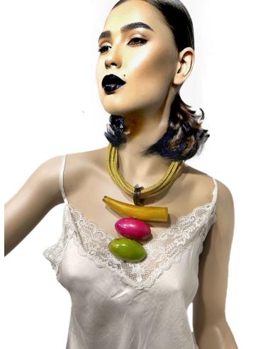 COLLARES CORTOS MOSTAZAS Y VERDES CON COLMILLO | EL JARDIN DEL DESEO