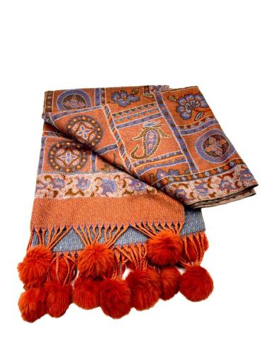 BUFANDAS MUJER EN NARANJA TEJA Y POMPONES | EL JARDIN DEL DESEO