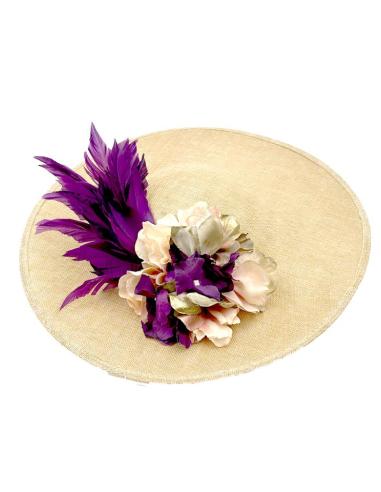 TOCADOS DORADOS TONO PAJA TOSTADA Y PLUMAS MORADAS | PAMELAS BODA