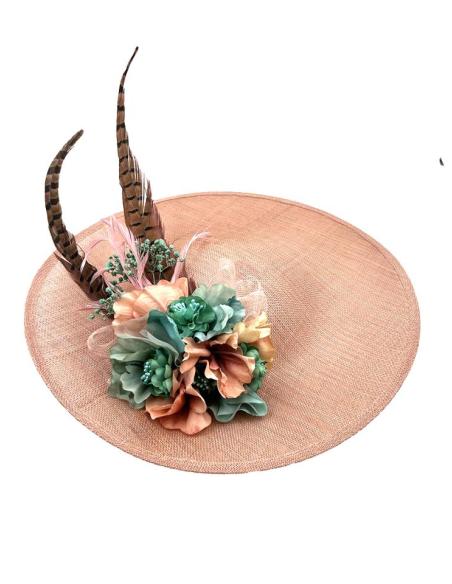 TOCADOS CORAL CLARO CON FLORES VERDES Y PLUMAS | PAMELAS INVITADA