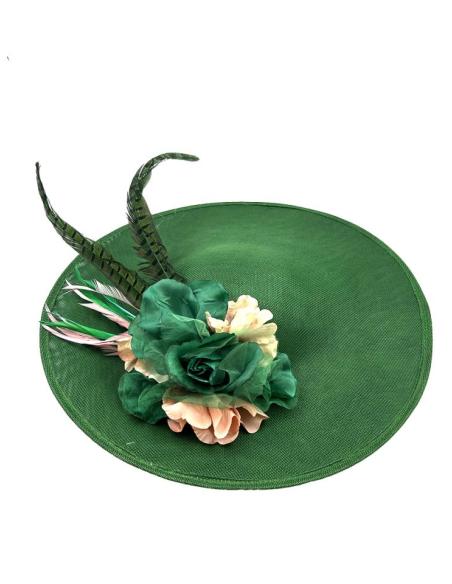 TOCADOS VERDES CON PLUMAS DE FAISAN PARA BODAS | PAMELAS INVITADA