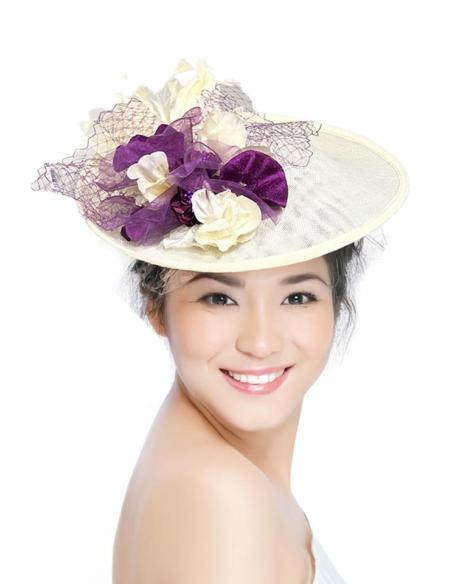 TOCADO PARA BODAS DE DIA BEIGE NATURAL Y MORADO | TOCADOS INVITADA