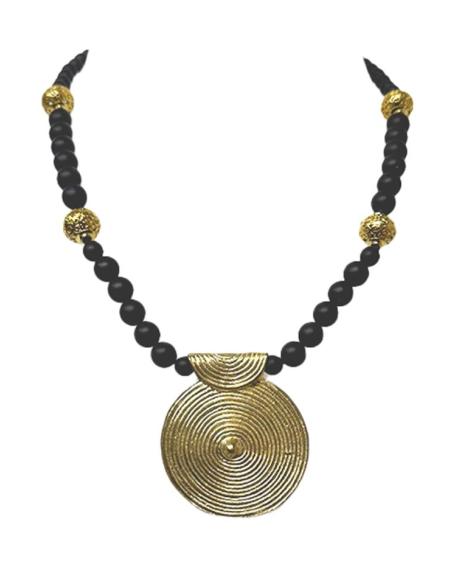 COLLARES NEGROS CON COLGANTE DORADO Y PIEDRA SEMIPRECIOSA