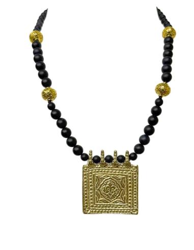 COLLARES DE PIEDRA NEGROS CON MEDALLON CUADRADO DORADO