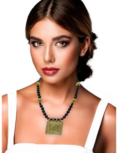 COLLARES DE PIEDRA NEGROS CON MEDALLON CUADRADO DORADO