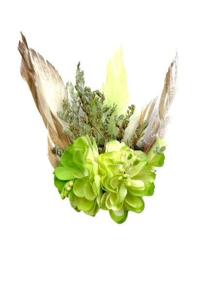 BROCHES BODA PISTACHOS CON PLUMAS Y FLORES SECAS Y DETALLES DORADOS