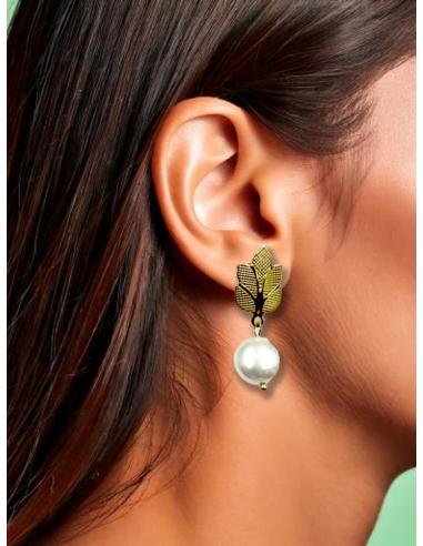 PENDIENTES DE PERLAS DISEÑO CORTO CON HOJITAS | EL JARDIN DEL DESEO