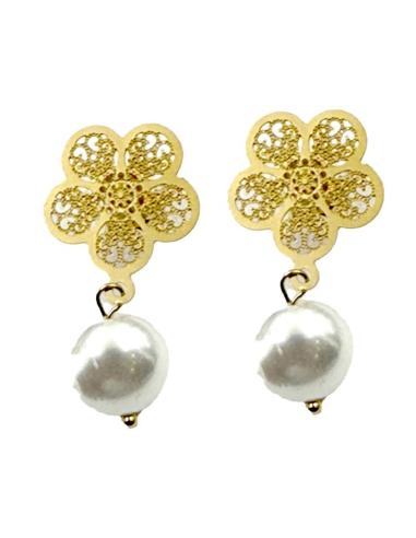 PENDIENTES DE PERLAS DISEÑO CORTO CON FLORECITA | EL JARDIN DEL DESEO