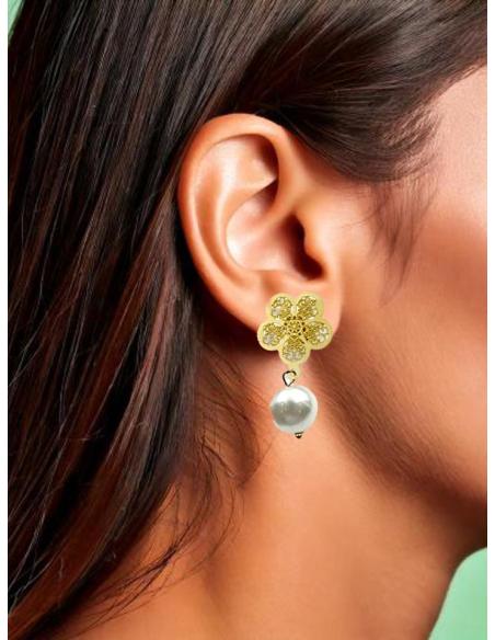 PENDIENTES DE PERLAS DISEÑO CORTO CON FLORECITA | EL JARDIN DEL DESEO