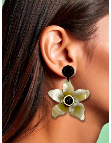 PENDIENTES BEIGE Y NEGROS LARGOS DE FLORES GRANDES | JOYAS CUERNO BUFALO