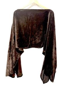 CAPAS TERCIOPELO MARRONES INVITADA BODA INVIERNO | BODAS Y FIESTAS 2