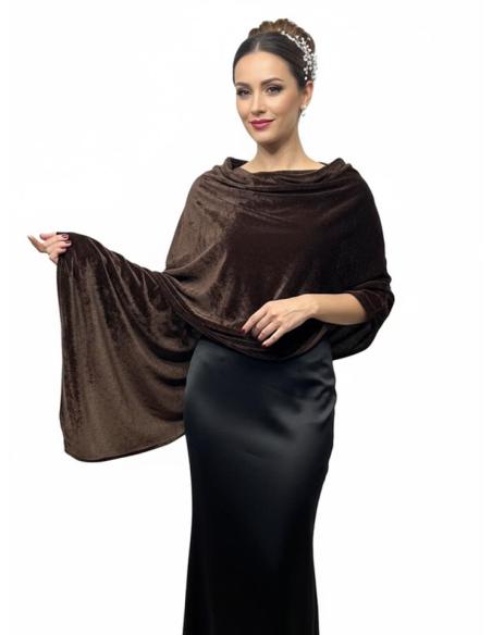 CAPAS TERCIOPELO MARRONES INVITADA BODA INVIERNO | BODAS Y FIESTAS