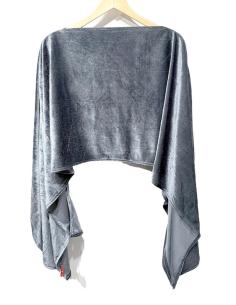 CAPAS TERCIOPELO GRIS PLATA DE INVITADA BODAS INVIERNO | BODAS Y FIESTAS 2