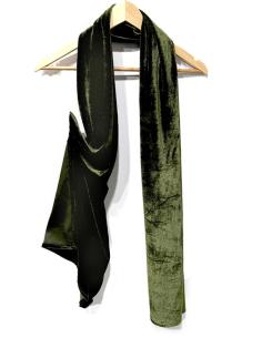 CHALES TERCIOPELO VERDES OLIVA Y CAZA PARA BODAS | INVITADAS INVIERNO 2