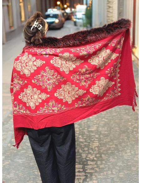 CHALES ROJOS CON BORDADOS Y PELO PARA INVIERNO | BUFANDAS