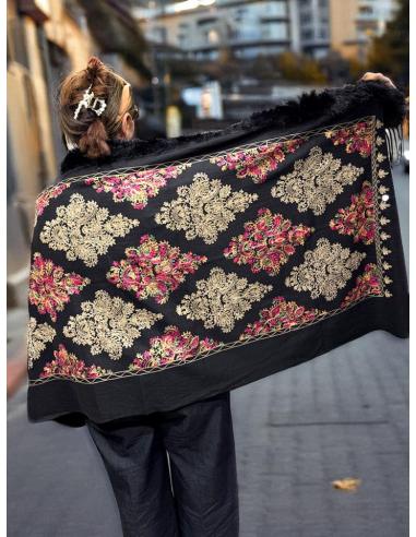 CHALES NEGROS CON BORDADOS Y PELO PARA INVIERNO | BUFANDAS