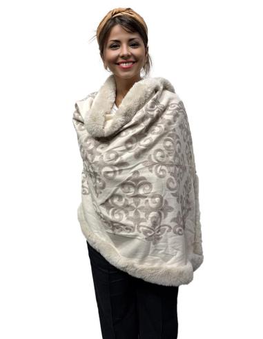CHALES MUJER BEIGE CON DETALLES EN PELO LARGO | BUFANDAS