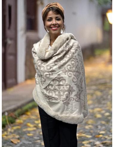CHALES MUJER BEIGE CON DETALLES EN PELO LARGO | BUFANDAS