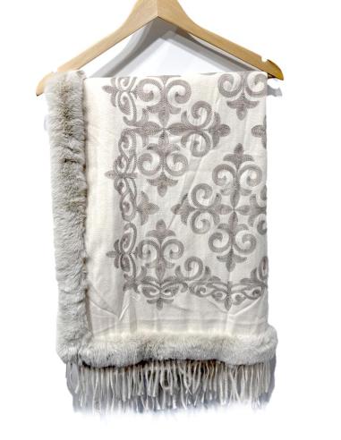 CHALES MUJER BEIGE CON DETALLES EN PELO LARGO | BUFANDAS