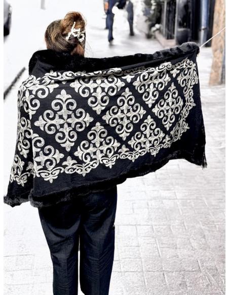 CHALES MUJER NEGROS CON BEIGE Y DETALLE PELO LARGO | BUFANDAS
