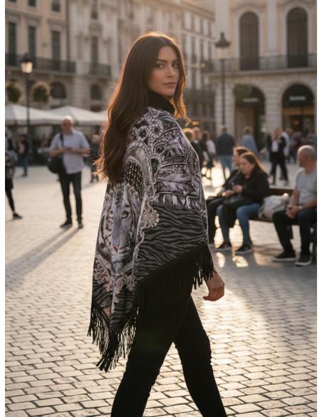 CHALES MUJER NEGROS CON TIGRE BLANCO Y FLECOS | PONCHOS BOHO CHIC