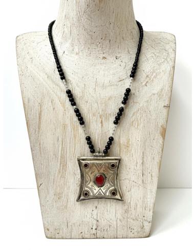 COLLARES TUAREG NEGROS Y PLATEADOS PIEDRA GRANATE | MODA UNISEX