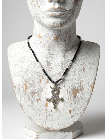 COLLARES NEGROS CORTOS Y CRUZ TUAREG PLATEADA | MUJER BOHO