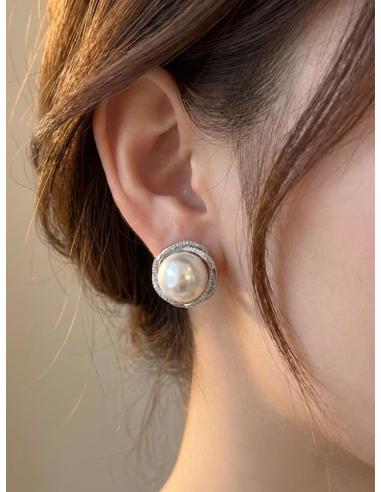 PENDIENTES CORTOS PLATEADOS Y GRAN PERLA DECORADA | BRILLO CIRCON