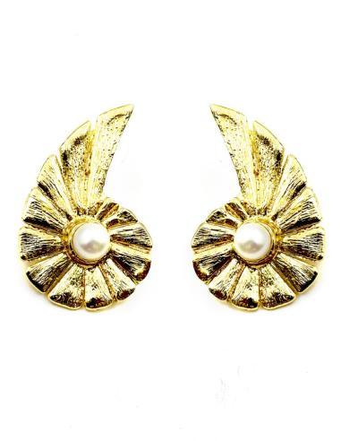 PENDIENTES DORADOS CORTOS CARACOLA CON PERLITA | BODAS DIA Y NOCHE