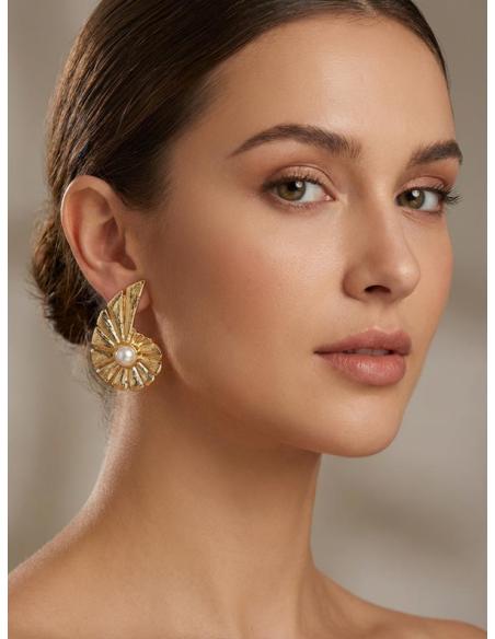 PENDIENTES DORADOS CORTOS CARACOLA CON PERLITA | BODAS DIA Y NOCHE