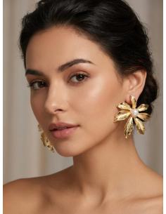 PENDIENTES CORTOS GRANDES FLORES DORADAS Y BLANCAS | INVITADA BODAS 2