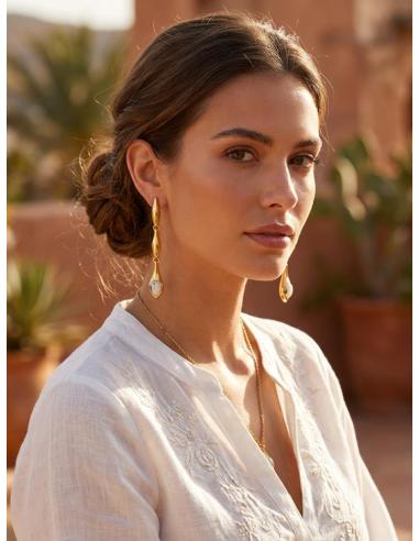 PENDIENTES LARGOS DORADOS Y BLANCOS DE PIEDRA LUNA | INVITADA BODA