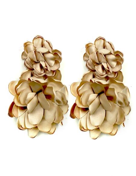 PENDIENTES INVITADA BEIGE FLORES GRANDES DE TELA | ESTILO FLAMENCA