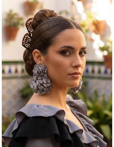 PENDIENTES INVITADA GRISES FLORES GRANDES DE TELA | ESTILO FLAMENCA