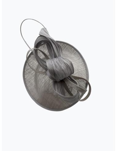 TOCADOS BODA GRISES CON ELEGANTE LAZADA Y RAQUI | MADRINA E INVITADA