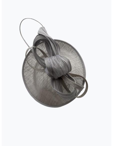 TOCADOS BODA GRISES CON ELEGANTE LAZADA Y RAQUI | MADRINA E INVITADA