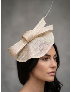 TOCADO INVITADA Y MADRINA DE BODAS EN BEIGE | SINAMAY Y RAQUI