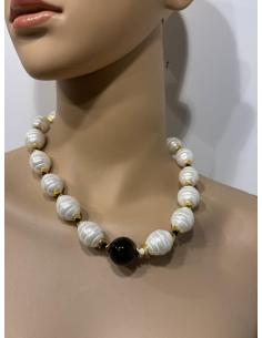 COLLARES CORTOS DE PERLAS BARROCAS PARA MADRINA | LOOK ELEGANTE MUJER 2