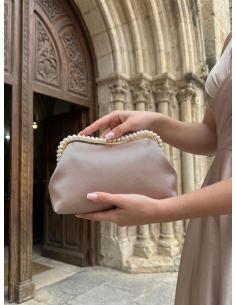 BOLSO MADRINA E INVITADA BEIGE CON BOQUILLA PERLAS | BOLSO DE MANO CON CADENA 2
