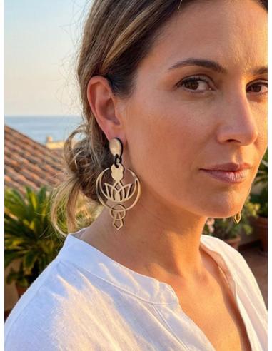 PENDIENTES LARGOS Y GRANDES CAMEL CON FLOR DE LOTO | JOYA ASTA CASUAL