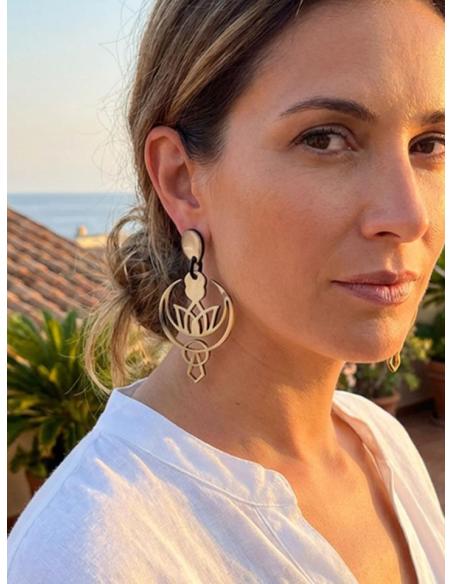 PENDIENTES LARGOS Y GRANDES CAMEL CON FLOR DE LOTO | JOYA ASTA CASUAL