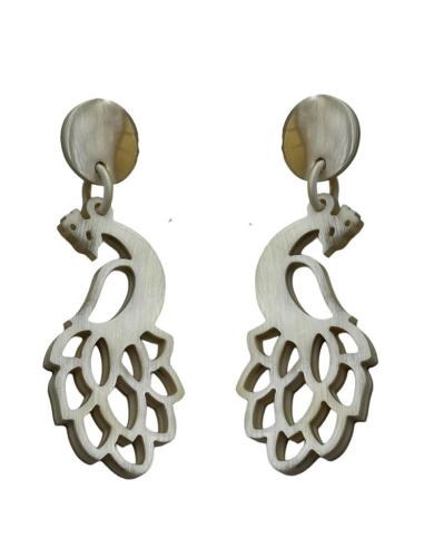 PENDIENTES LARGOS DE PAVO REAL BLANCO CRUDO | JOYA AFRICA DE ASTA