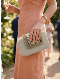 BOLSOS INVITADAS DE BODA EN BEIGE SOLAPA DECORADA | CLUTCH VERANO 2