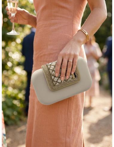 BOLSOS INVITADAS DE BODA EN BEIGE SOLAPA DECORADA | CLUTCH VERANO